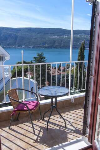 Гостевой дом Smestaj Vella Херцег-Нови Трехместный номер с видом на море-4